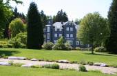 Blick vom Kurpark Masserberg auf das Hotel Kurhaus